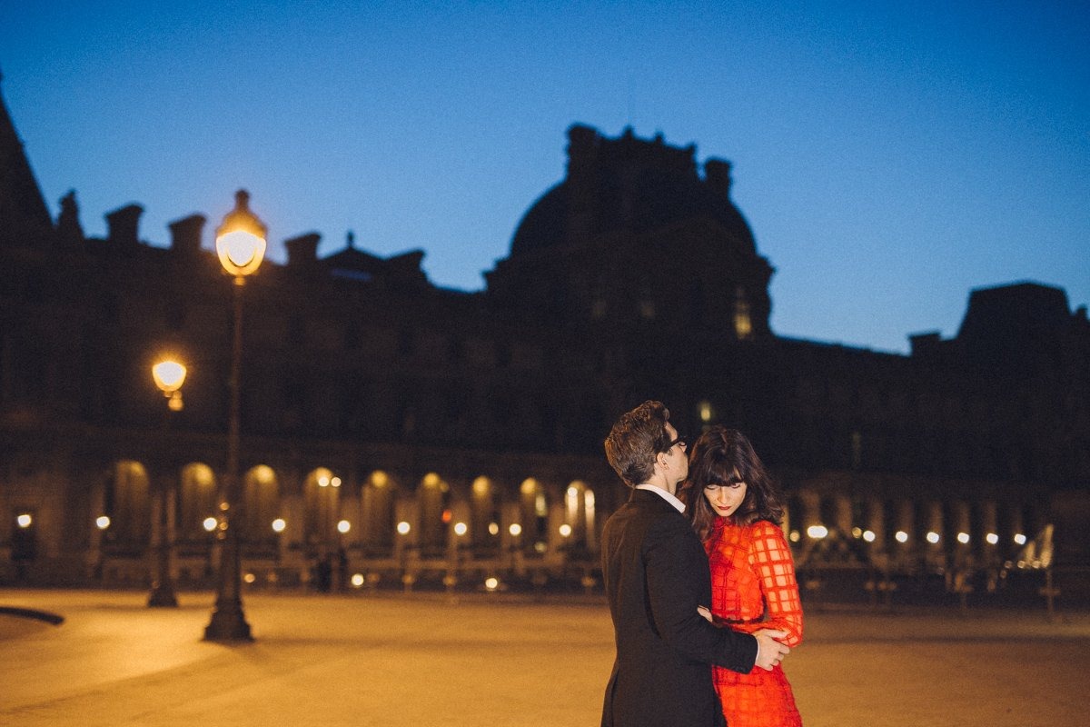 Couple session photographer in Paris. Couple in Paris by night