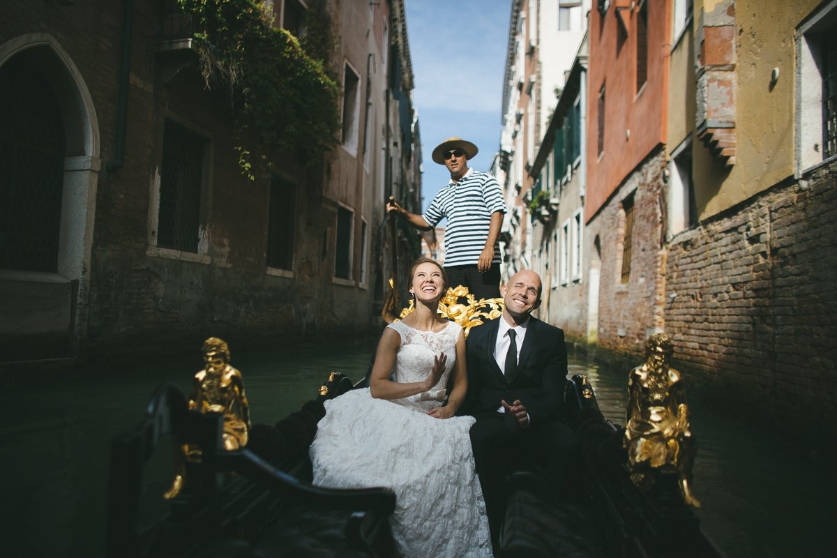 Venice Elopement photographer. Exchange vows in Venice canal | Roncaglione Photography