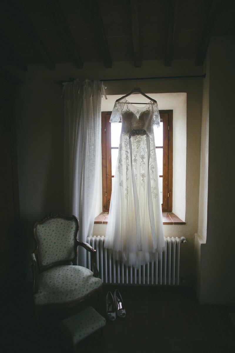 Destination Wedding photographer Villa Montecastelli, Monteriggioni near Siena. Brides gown