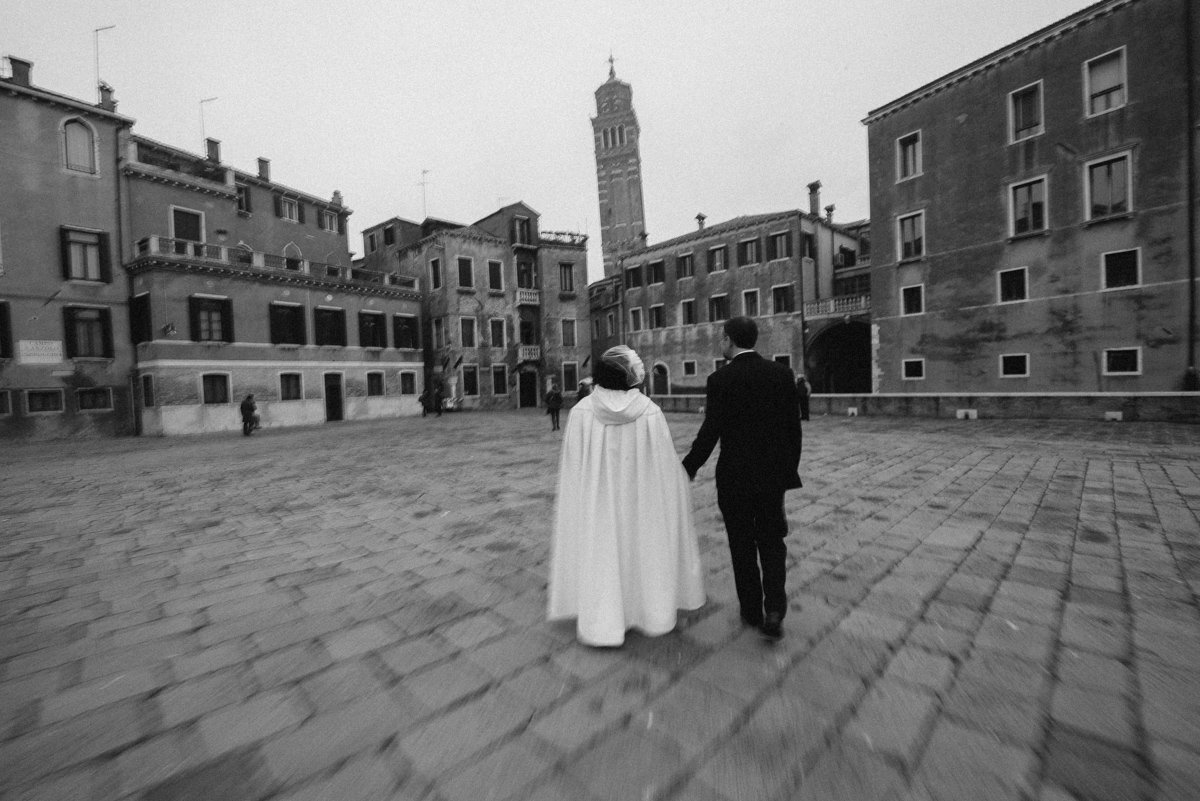 Elopement session in Venice. Bride and groom in Venice