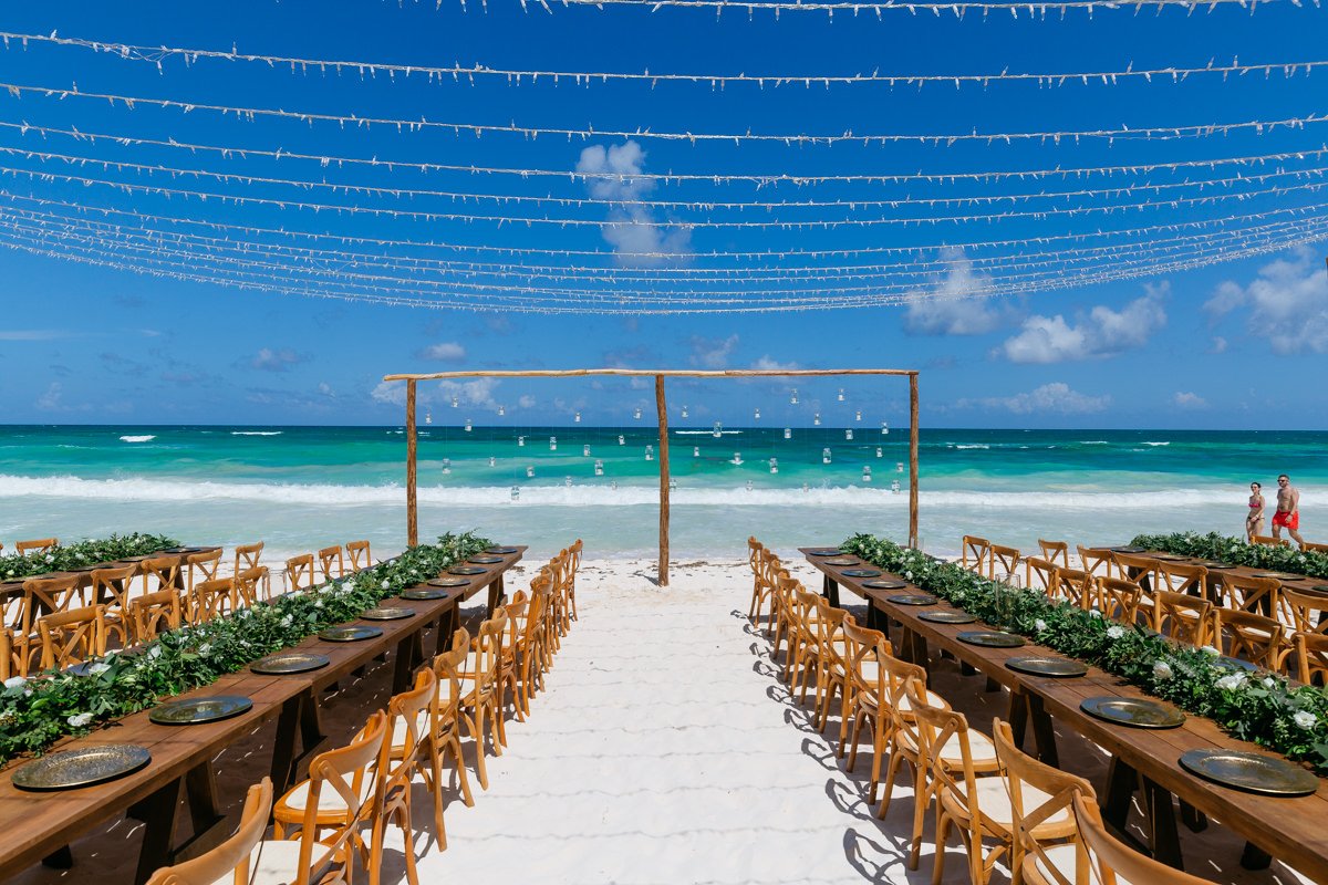 Wedding photographer Tulum, Beach wedding in Mexico overlooking the ocean