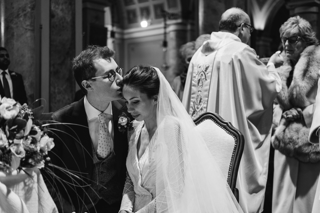 hidden romantic moments for a romantic documentary wedding photography in Italy 