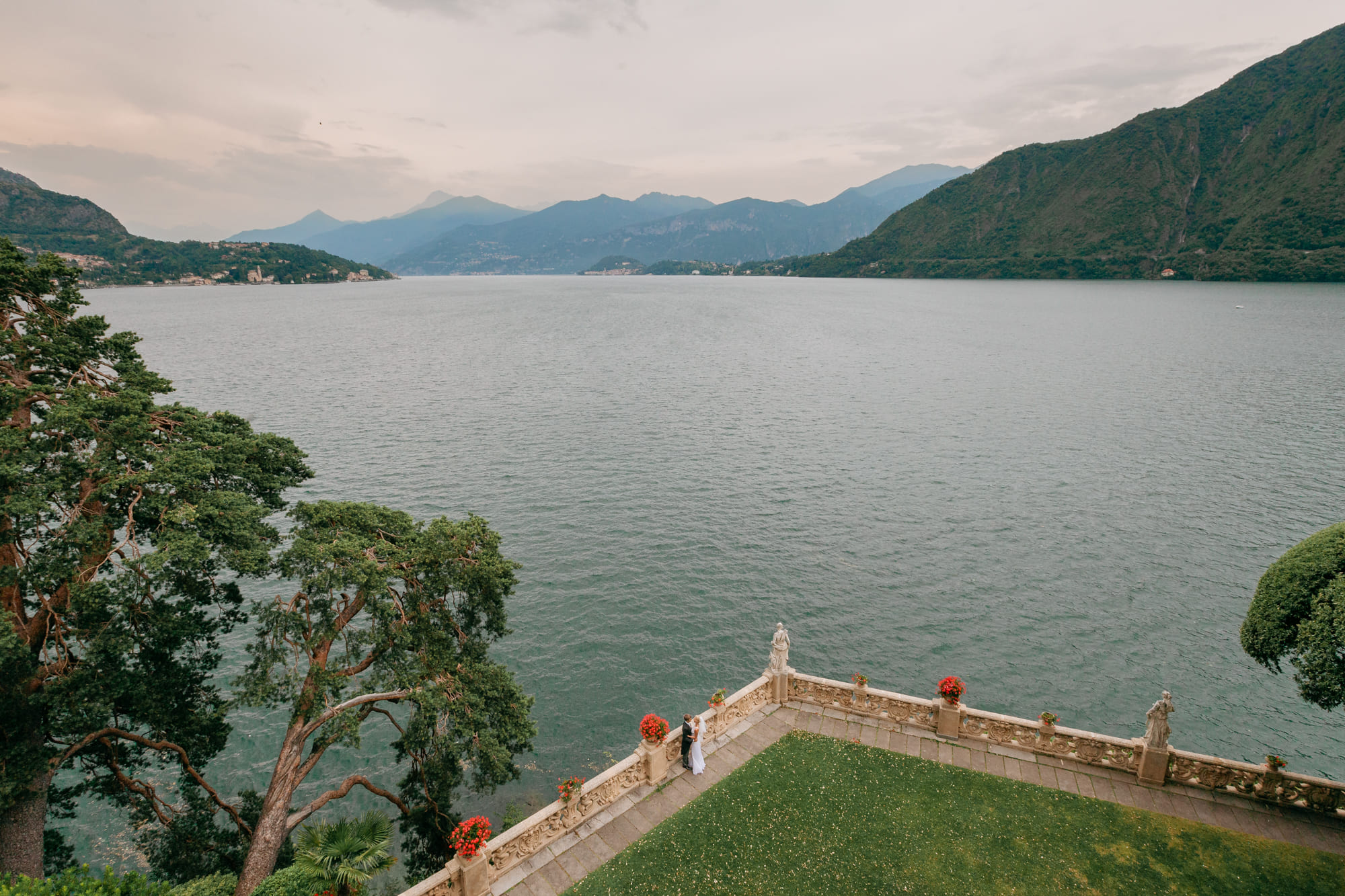 Destination wedding in Villa d'Este. Como Lake. Italian lakes wedding photographer