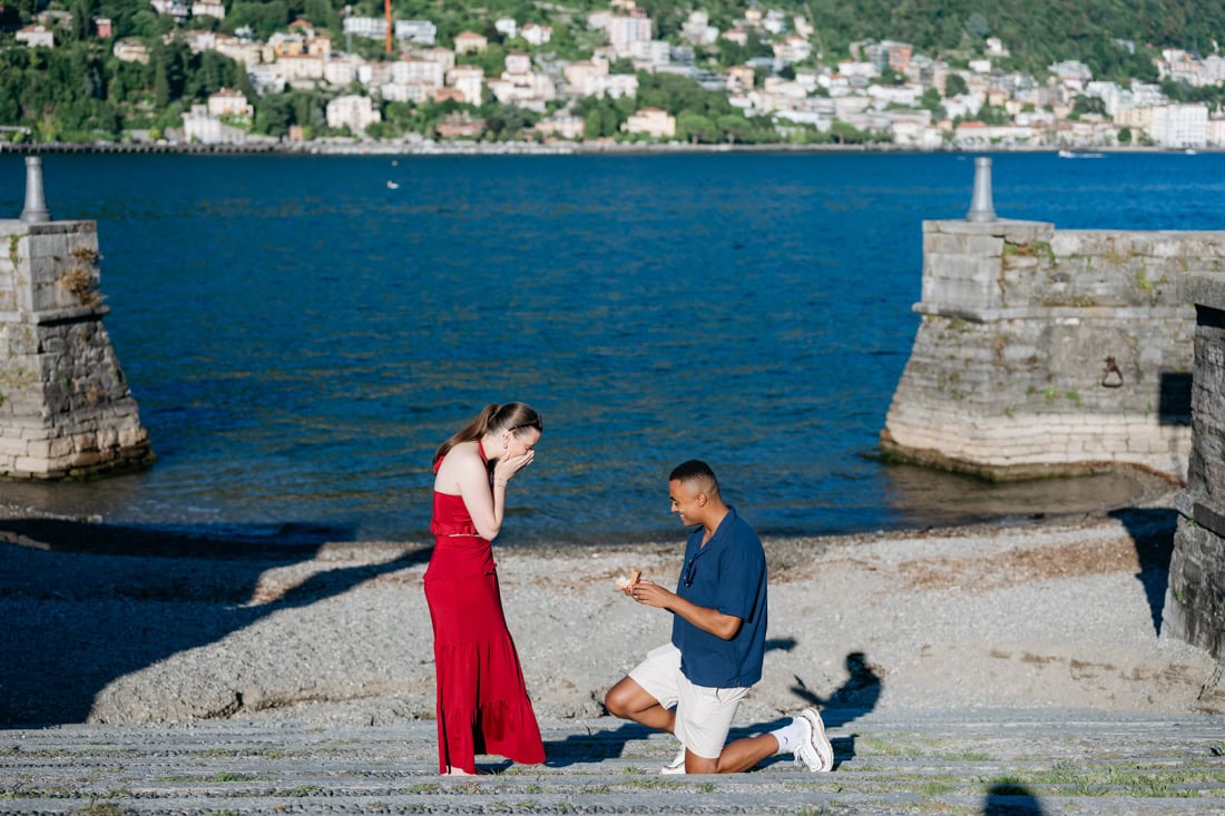 Romantic couple photoshoot in the lakeside gardens of Villa Olmo Como
