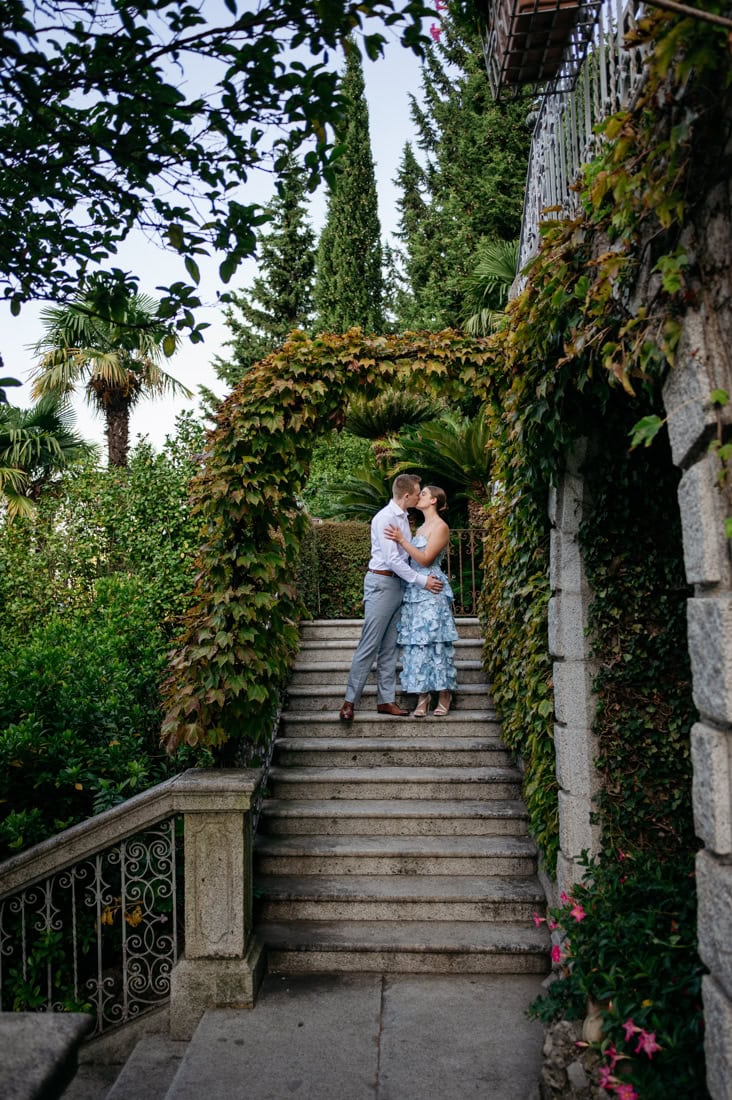 Couple kiss along the lakefront promenade at Villa Cipressi Varenna