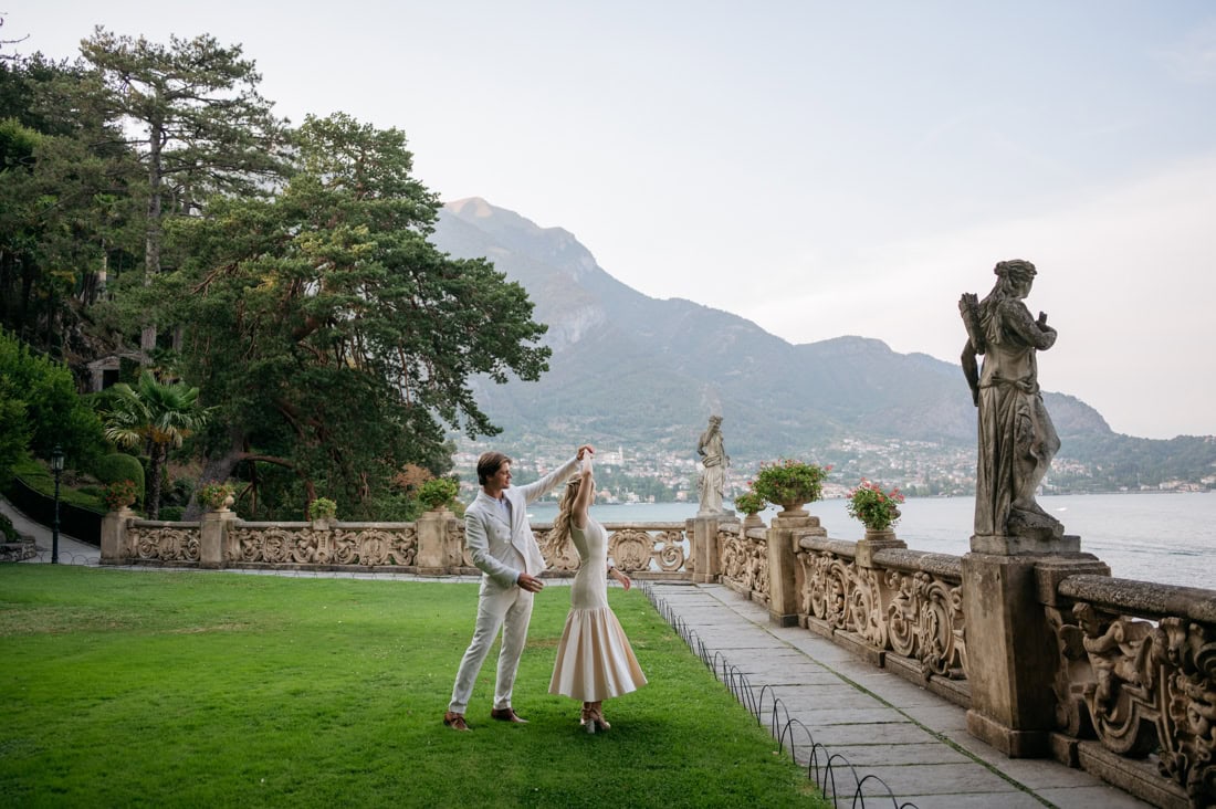 Couple photoshoot after proposal at Villa del Balbianello